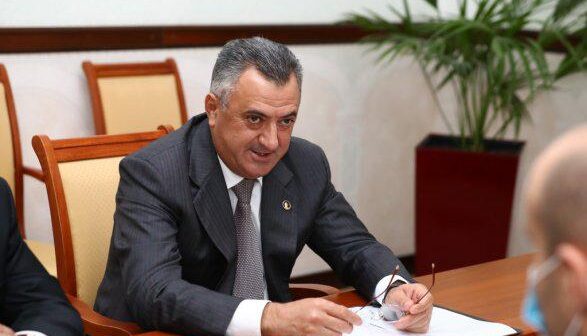 ABDİN FƏRZƏLİYEV TƏK QAZANIR, MÜAVİN VƏZİFƏLƏRİ NİYƏ BOŞDUR? – FOTO+FAKT