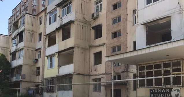 Bakıda yaşayış binası sökülür – FOTO