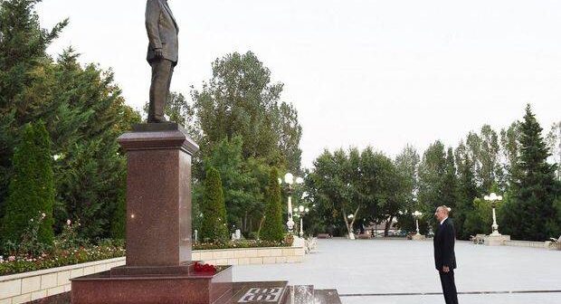 İlham Əliyev Ağsuda Heydər Əliyevin abidəsini ziyarət etdi