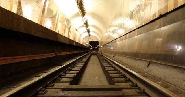 Metroda qəribə olay: Relslərin üzərinə düşdü və… – VİDEO