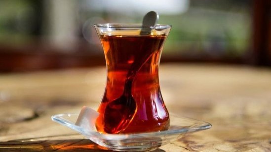 Nəyə görə istidə buzlu su yox, çay içməliyik? – Endokrinoloq açıqladı