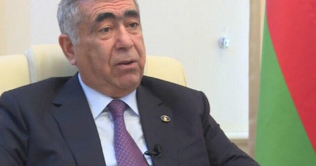 SALEH MƏMMƏDOV QARABAĞDAKI YENİ YOLDA SÖZLƏRİ ERMƏNİCƏ YAZDIRIB – FOTO