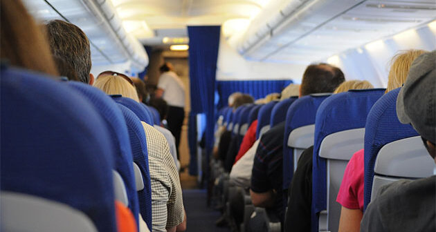 Təyyarədə qorxulu anlar: Pilotlar əlbəyaxa dava etdi