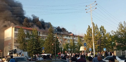 Yevlaxda çoxmənzilli yaşayış binası yanır