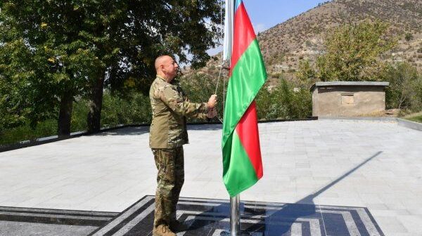 İlham Əliyev Laçın şəhərində bayrağımızı ucaltdı – FOTO