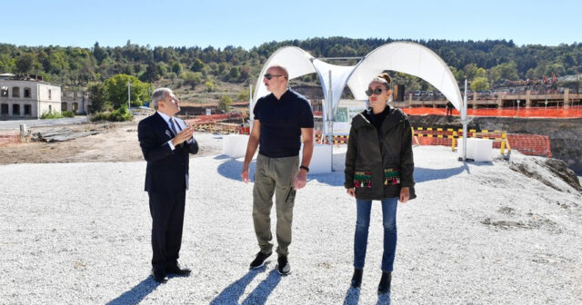 Prezident və xanımı Şuşada yeni yaşayış kompleksində tikinti işlərinin gedişi ilə tanış olublar