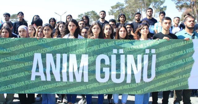Davamçıların iştirakı ilə anım yürüşü baş tutub