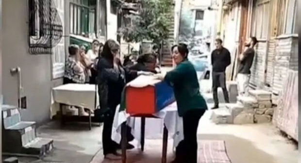 Analar anasız şəhidi ağladı: Yas mərasimindən görüntülər (VİDEO)