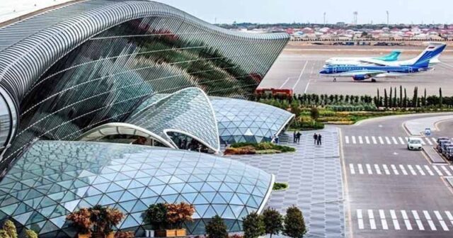Bakı Aeroportunda kran aşdı: ölən var