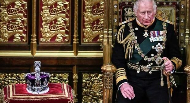 Britaniyanın yeni kralı III Karl təxəllüsü götürdü