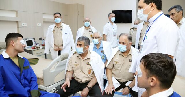 Müdafiə naziri hərbi hospitalda müalicə alan yaralılarla görüşüb – FOTO