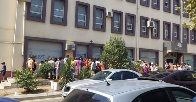 Bakı Tikiş Evinin önündə İZDİHAM – FOTO