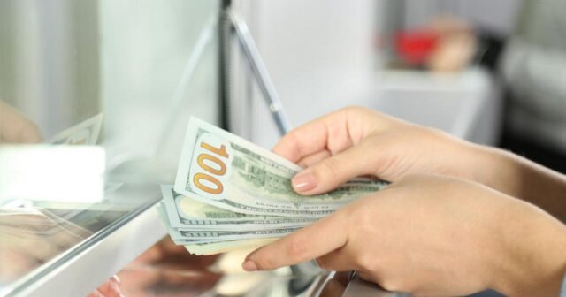 Avro dəyərdən düşür, dollar bahalaşır, manat isə… – Nəticə necə olacaq?