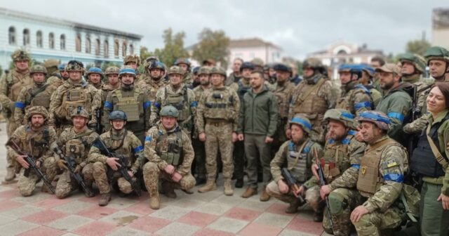 Zelenski işğaldan azad edilən İzyumda – FOTO