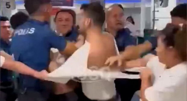 Rusiyalı turistlər Antalyada hava limanında dava saldılar – VİDEO