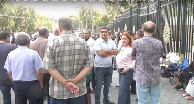 Paşinyanın istefası tələb edilir – Əsgər yaxınları aksiya keçirir – VİDEO