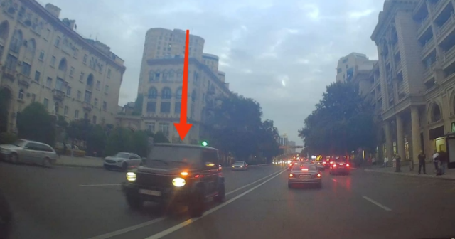Şəhərin mərkəzində qaydaları saymayan bahalı “Gelandewagen”nin sürücüsü kimdir? – VİDEO