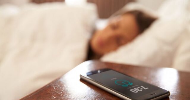 Telefonu çarpayının yanına qoyub yatmaq OLMAZ