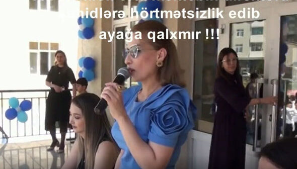 Məktəb direktoru şəhidlərin ruhunu yad etmək üçün ayağa qalxmadı – VİDEO