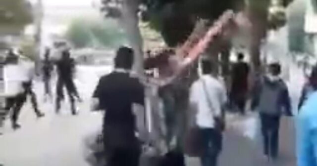 Ərdəbildə etirazçılar polisi qaçmağa məcbur etdi – VİDEO