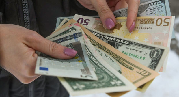 Rusiyadan xarici valyutanın ölkədən çıxarılmasına qoyulan qadağa ləğv edilib
