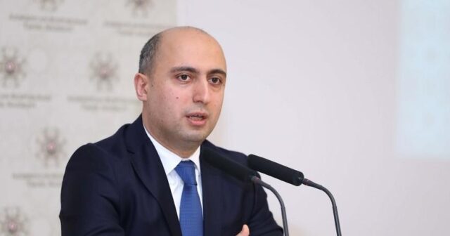 Emin Əmrullayev bir qrup təhsil işçisini təltif edib