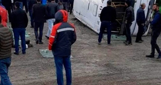Yoldan çıxaraq aşan avtobusun sürücüsü danışdı: Arvadla kişi… – VİDEO