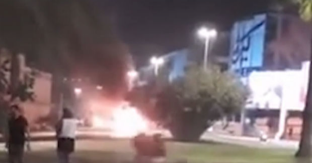 İranın Kiş adasında polis maşını yandırıldı – VİDEO