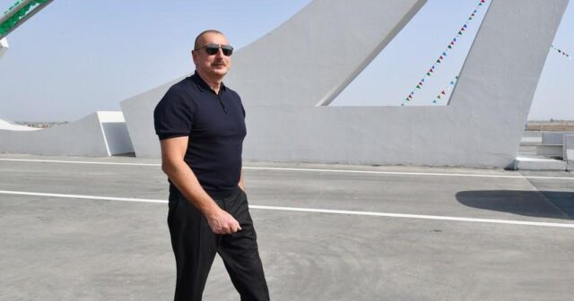 İlham Əliyev Qubadlıda “Bərgüşadçay” və “Zabuxçay” su anbarlarının layihələri ilə tanış olub