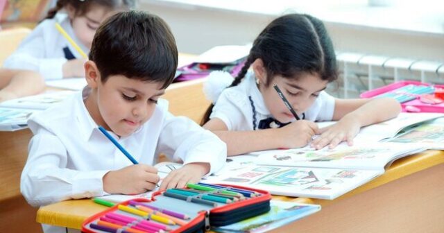 Saç rəngini dəyişmək, qısa və dar geyinmək qadağan olunacaq – Məktəblərlə bağlı yeni QAYDALAR