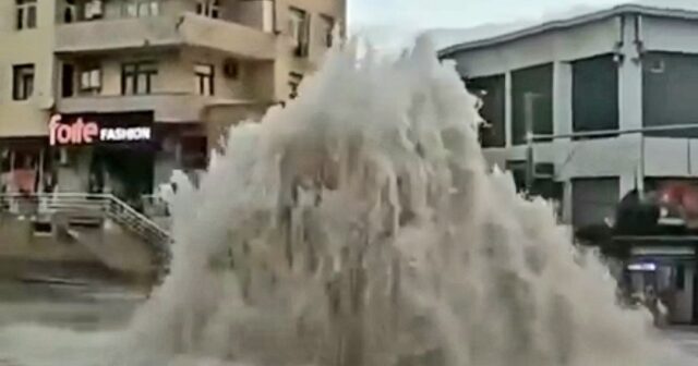 Bakıda iri su borusu partladı – Ətrafı su basdı, tıxac yarandı – VİDEO
