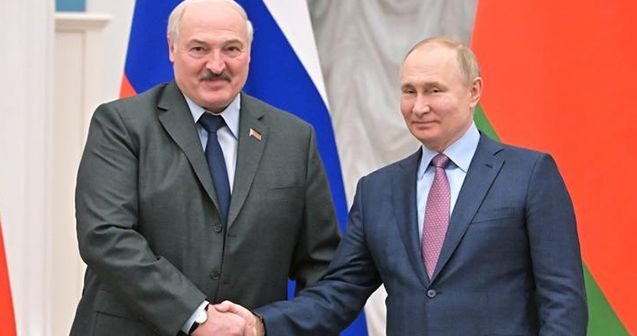 Lukaşenko Putinə ad günündə traktor hədiyyə etdi – Foto