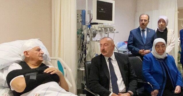 İlham Əliyev avtomobil qəzası keçirən Binəli Yıldırım və Şamil Ayrıma xəstəxanada baş çəkdi – FOTOLAR