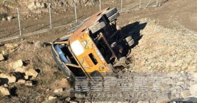 Siyəzəndə mikroavtobus aşıb – Xəsarət alanlar var