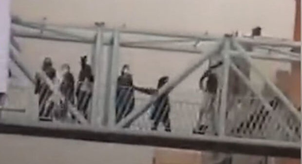 İranlı qızlar hicablarını çıxardaraq etiraz etdilər: Sürücülər dəstək verdi – VİDEO