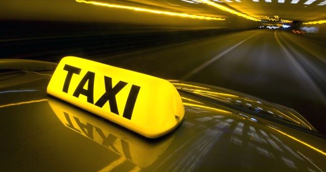 Maşınını oğurladığı şəxsin yolda qaldığını görüb evinə düşürdü