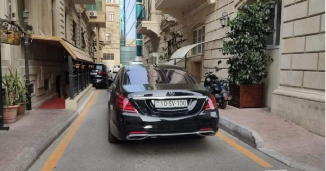 Birtərəfli küçədə maşını saxlayıb getdi: yol bağlandı – 10-SV-100 – FOTO