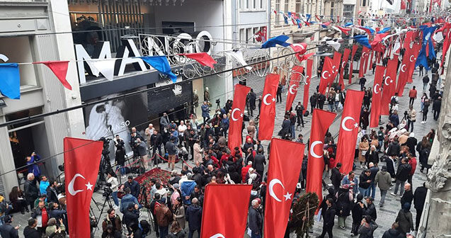 İstiqlal küçəsi Türkiyə bayraqlarına büründü – Video