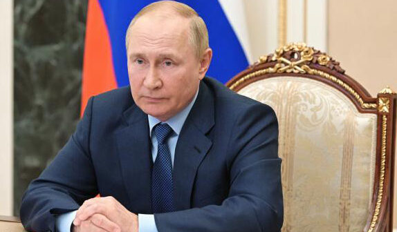 Putin Kadırovun həyat yoldaşına “Qəhrəman ana” adı verdi