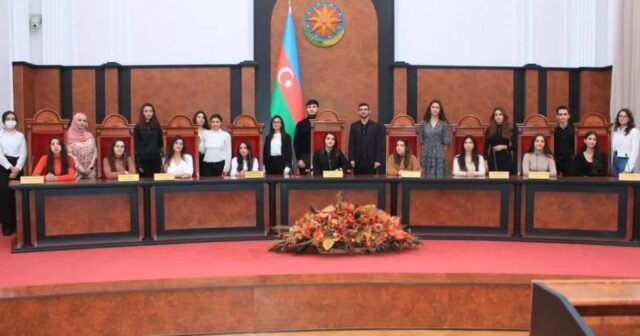 Davamçı gənclər Azərbaycan Respublikasının Konstitusiya Məhkəməsinin binası ilə tanış olublar