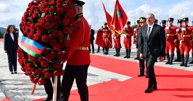 İlham Əliyev Tiranada “Mother Albaniya” abidəsini ziyarət edib