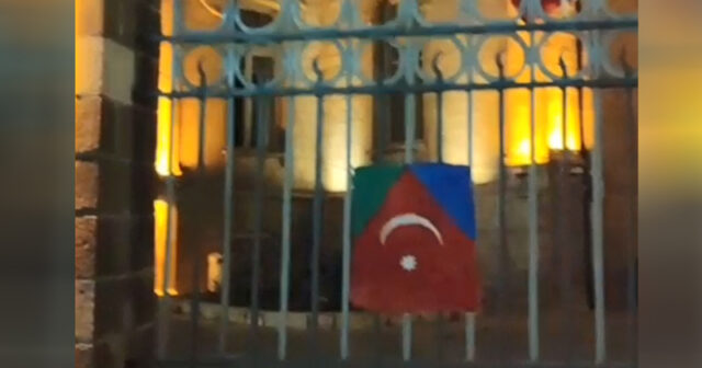 Təbrizdə dövlət binalarına Güney Azərbaycanın bayrağı asılır – VİDEO