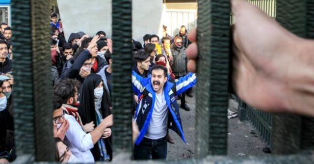 Etirazçılar Xameneinin bannerini tapdaladı – İRANDA SON DURUM