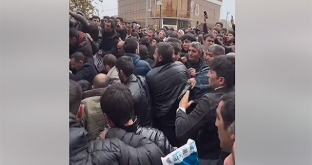 Gəncədə FHN-in işə qəbul elanı izdihama səbəb oldu – VİDEO