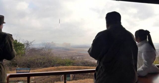 Kim Çen In ilk dəfə qızı ilə ballistik raket sınağını izlədi – FOTO