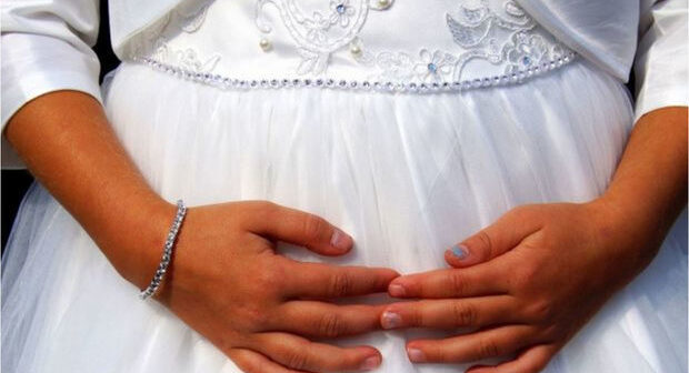 Azərbaycanda 14 yaşlı qız 26 yaşlı əmisi oğlu ilə nişanlandı