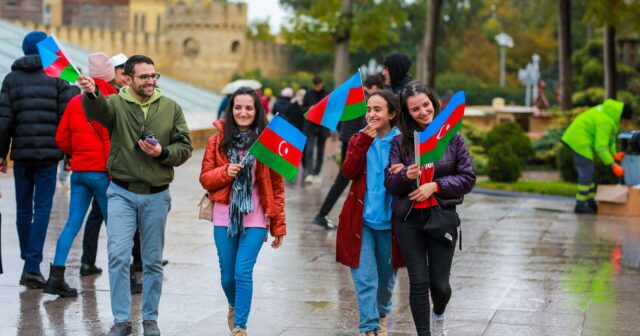 Zəfər və Bayraq günləri münasibətilə paytaxt sakinlərinə bayraqlar paylanıldı