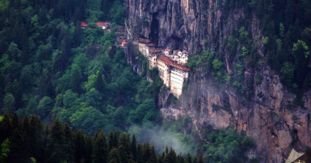 Türkiyənin Qara dəniz bölgəsində əsrarəngiz turizm MƏKANI: Dağın zirvəsində oyulmuş məbəd – Sümela monastırı – FOTO