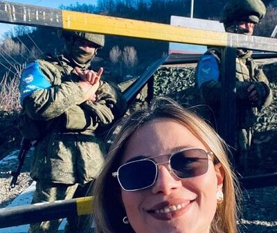 TÜRK QIZI RUS ƏSGƏRİNƏ BOZQURD İŞARƏSİ TUTDURDU – GÜNÜN REPLİKASI
