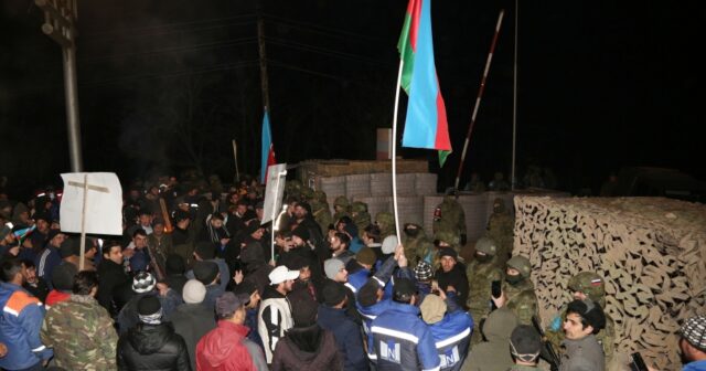 LAÇIN-ŞUŞA YOLUNDAKI ETİRAZ AKSİYASINA QOŞULMAQ İSTƏYƏNLƏR MİNLƏRLƏDİR… MAŞIN KARVANI YOLA DÜŞÜB
